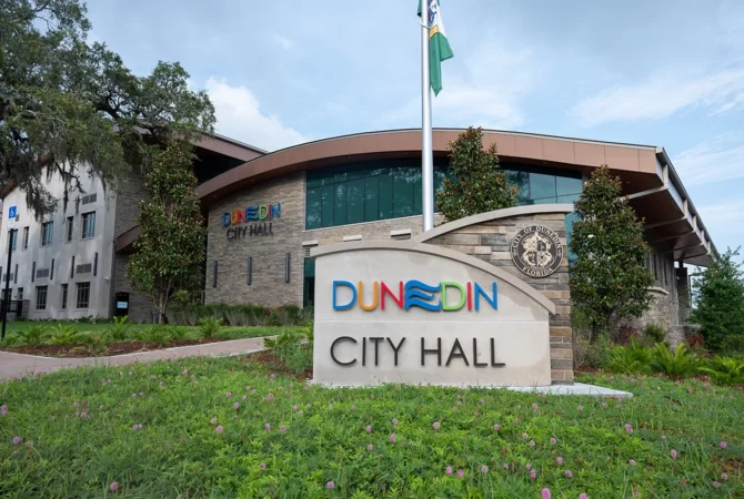 dunedin_city_hall_street_view